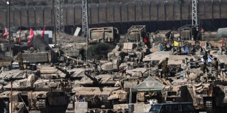 Los tanques israelíes se desplegaron a lo largo de la frontera de Israel-Gaza.