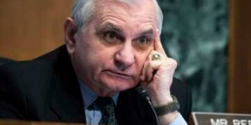 El senador Jack Reed (D-Rhode Island) escucha mientras el presidente de la Reserva Federal de los Estados Unidos, Jerome Powell, testifica en una audiencia del Comité de Banca del Senado, Vivienda y Asuntos Urbanos sobre Capitol Hill el 3 de marzo de 2022 en Washington, DC