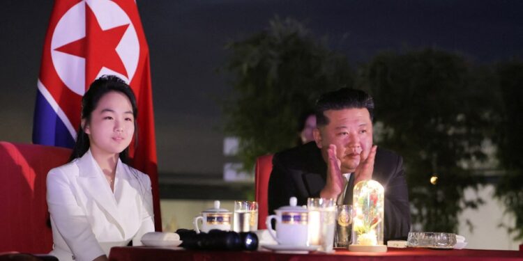 Kim Jong Un y su hija en una ceremonia.