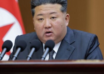 El líder norcoreano Kim Jong Un pronuncia un discurso.