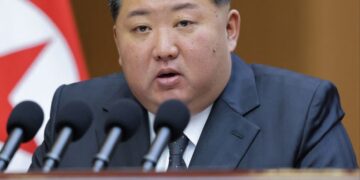El líder norcoreano Kim Jong Un pronuncia un discurso.