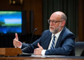 La Casa Blanca dirige a las agencias que planifiquen despidos si el gobierno se cierra