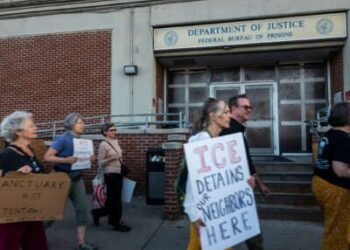 Docenas de personas participan en una manifestación antiinmigración y Control de Aduanas (ICE) fuera del Centro de Detención Metropolitana de Brooklyn en la ciudad de Nueva York.