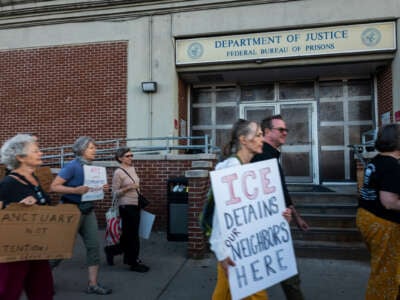 Docenas de personas participan en una manifestación antiinmigración y Control de Aduanas (ICE) fuera del Centro de Detención Metropolitana de Brooklyn en la ciudad de Nueva York.