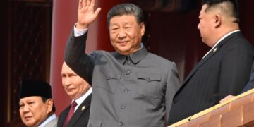 Xi Jinping hablando en un podio.