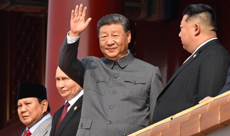 Xi Jinping hablando en un podio.