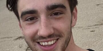 Harrison Edward Nada Kontounas, un turista británico de 23 años, sonriendo.