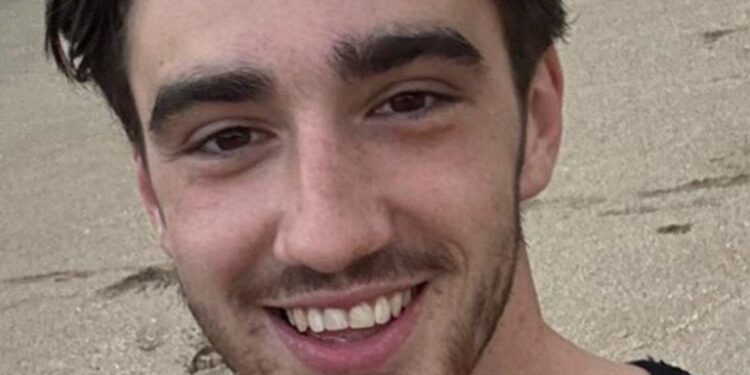 Harrison Edward Nada Kontounas, un turista británico de 23 años, sonriendo.