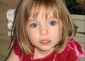 Madeleine McCann, una niña con cabello rubio y un top de terciopelo rojo, que se muestra en una fotografía de folleto lanzada por la policía metropolitana.