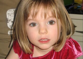 Madeleine McCann, una niña con cabello rubio y un top de terciopelo rojo, que se muestra en una fotografía de folleto lanzada por la policía metropolitana.