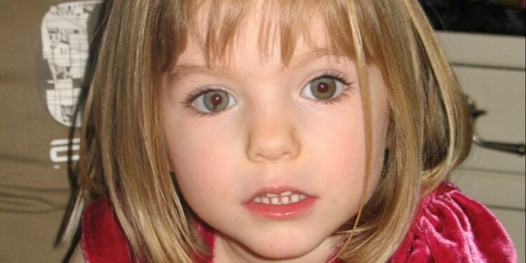 Madeleine McCann, una niña con cabello rubio y un top de terciopelo rojo, que se muestra en una fotografía de folleto lanzada por la policía metropolitana.