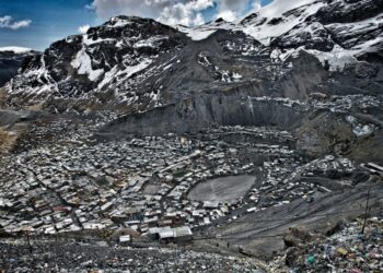 Vista aérea de La Rinconada, Perú, una ciudad minera a gran altitud.