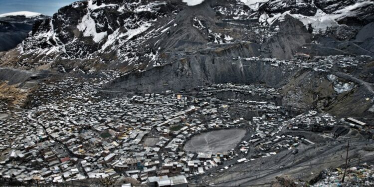 Vista aérea de La Rinconada, Perú, una ciudad minera a gran altitud.