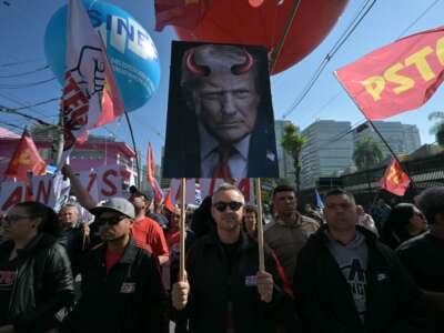 Un activista posee un póster que representa al presidente de los Estados Unidos, Donald Trump, con cuernos del diablo durante una protesta en defensa de la soberanía nacional tras los impuestos comerciales y sanciones comerciales del gobierno de los Estados Unidos contra Brasil, cerca del Consulado de los Estados Unidos, en Sao Paulo, Brasil, el 1 de agosto de 2025.