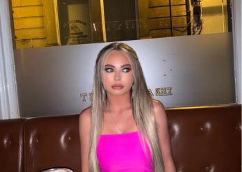 Mia O'Brien, una joven británica, con un vestido rosa en un bar.