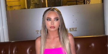 Mia O'Brien, una joven británica, con un vestido rosa en un bar.