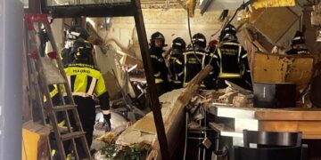 Los bomberos de Madrid en un café dañado por una explosión masiva.