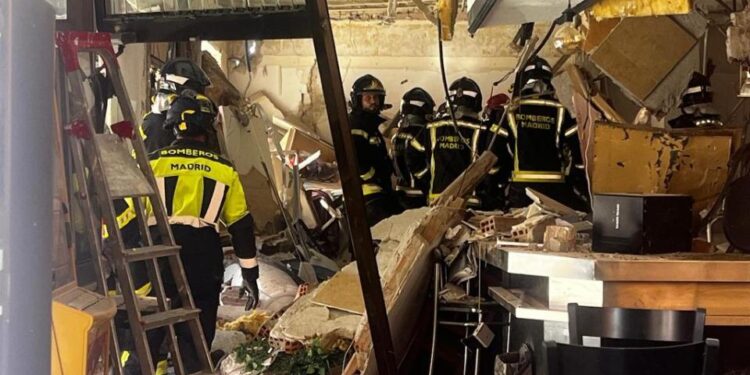 Los bomberos de Madrid en un café dañado por una explosión masiva.