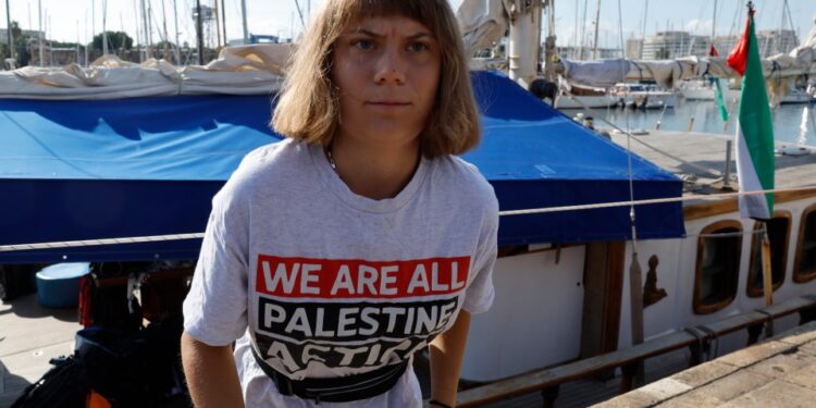Greta Thunberg en una conferencia de prensa en Barcelona antes de partir hacia Gaza.