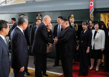 Kim Jong Un y su hija saludaron en la estación de tren de Beijing.