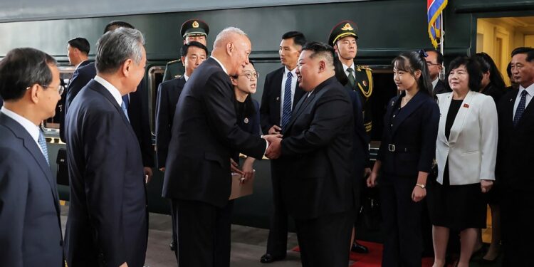 Kim Jong Un y su hija saludaron en la estación de tren de Beijing.