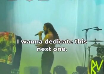 Bob Vylan en el escenario dedicando una canción.