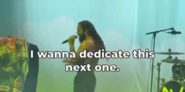 Bob Vylan en el escenario dedicando una canción.