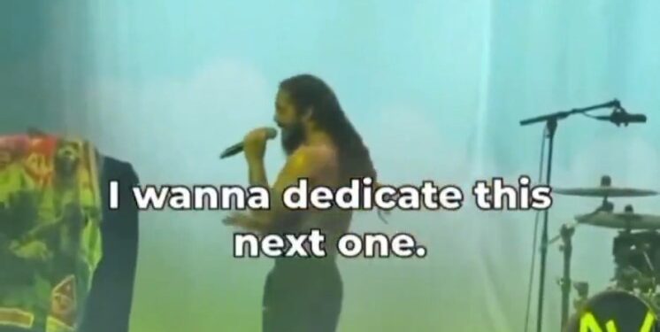 Bob Vylan en el escenario dedicando una canción.