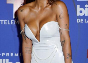 Isabella Ladera camina la alfombra roja en los 2024 Latin Billboard Music Awards.