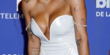 Isabella Ladera camina la alfombra roja en los 2024 Latin Billboard Music Awards.