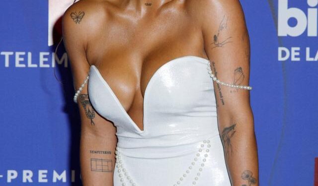 Isabella Ladera camina la alfombra roja en los 2024 Latin Billboard Music Awards.