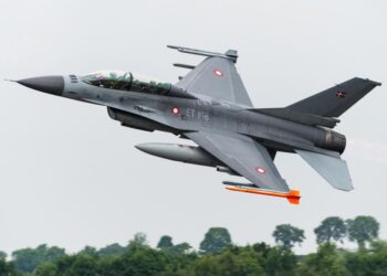 Jet de combate de la Fuerza Aérea Royal Danish F-16BM Fighting Falcon en vuelo.