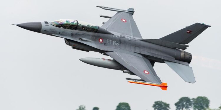 Jet de combate de la Fuerza Aérea Royal Danish F-16BM Fighting Falcon en vuelo.