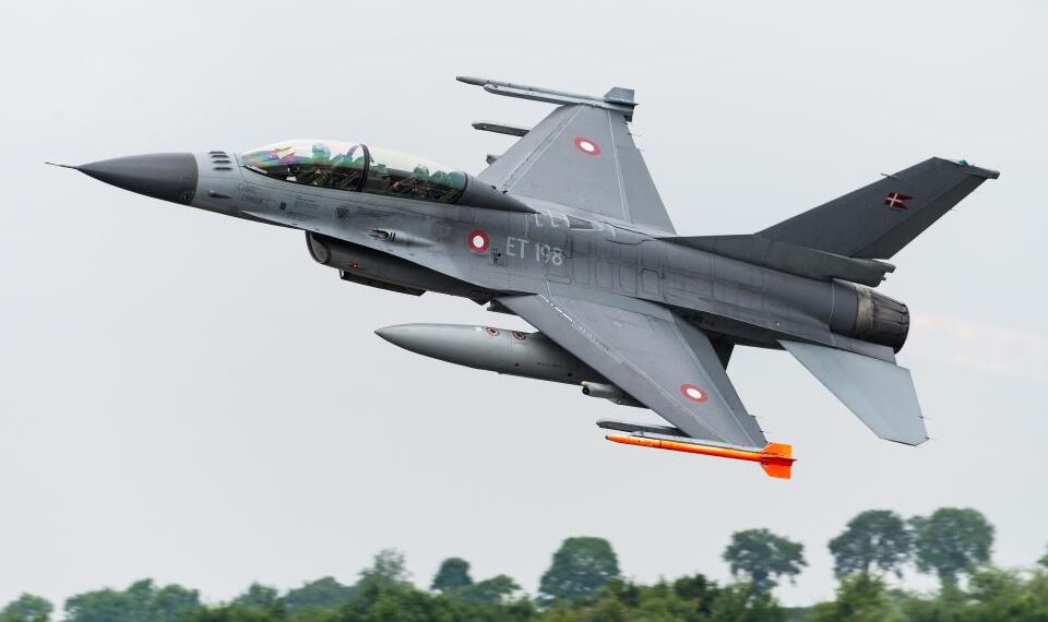 Jet de combate de la Fuerza Aérea Royal Danish F-16BM Fighting Falcon en vuelo.