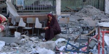 Una mujer palestina reacciona mientras revisa los escombros de un edificio escolar destruido en una huelga israelí en la ciudad de Gaza el día anterior, el 10 de septiembre de 2025.