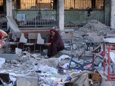 Una mujer palestina reacciona mientras revisa los escombros de un edificio escolar destruido en una huelga israelí en la ciudad de Gaza el día anterior, el 10 de septiembre de 2025.