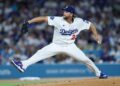Clayton Kershaw de los Dodgers de Los Ángeles lanza un lanzamiento contra los Gigantes de San Francisco durante la primera entrada en el Dodger Stadium en Los Ángeles, el 19 de septiembre de 2025. (Ronald Martinez/Getty Images)