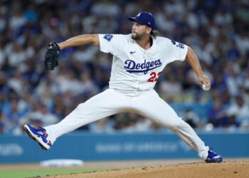 Clayton Kershaw de los Dodgers de Los Ángeles lanza un lanzamiento contra los Gigantes de San Francisco durante la primera entrada en el Dodger Stadium en Los Ángeles, el 19 de septiembre de 2025. (Ronald Martinez/Getty Images)