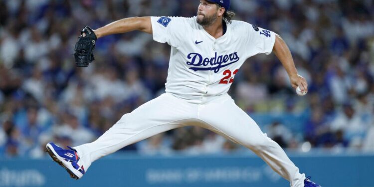 Clayton Kershaw de los Dodgers de Los Ángeles lanza un lanzamiento contra los Gigantes de San Francisco durante la primera entrada en el Dodger Stadium en Los Ángeles, el 19 de septiembre de 2025. (Ronald Martinez/Getty Images)