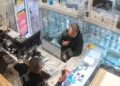 Imágenes de CCTV que muestran a Christian Brueckner comprando un teléfono móvil en una tienda.