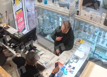 Imágenes de CCTV que muestran a Christian Brueckner comprando un teléfono móvil en una tienda.