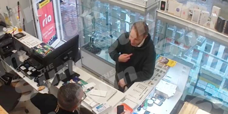 Imágenes de CCTV que muestran a Christian Brueckner comprando un teléfono móvil en una tienda.