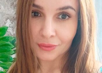 Tiro en la cabeza de Linariya Muzipova, una mujer de 42 años con cabello castaño claro, con un collar con un colgante en forma de lágrima.