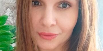 Tiro en la cabeza de Linariya Muzipova, una mujer de 42 años con cabello castaño claro, con un collar con un colgante en forma de lágrima.