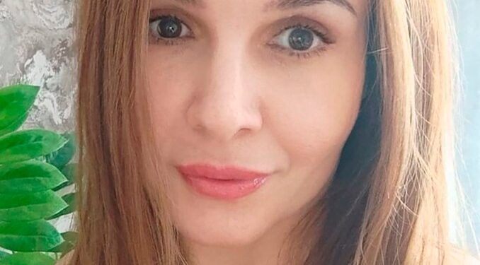 Tiro en la cabeza de Linariya Muzipova, una mujer de 42 años con cabello castaño claro, con un collar con un colgante en forma de lágrima.