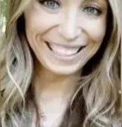 Foto de una mujer sonriente con el pelo largo y rubio.