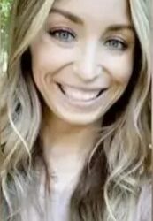 Foto de una mujer sonriente con el pelo largo y rubio.