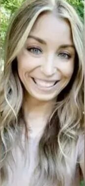 Foto de una mujer sonriente con el pelo largo y rubio.