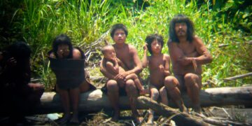 Miembros de la tribu Mashco-Piro que observan viajeros desde el otro lado de un río.