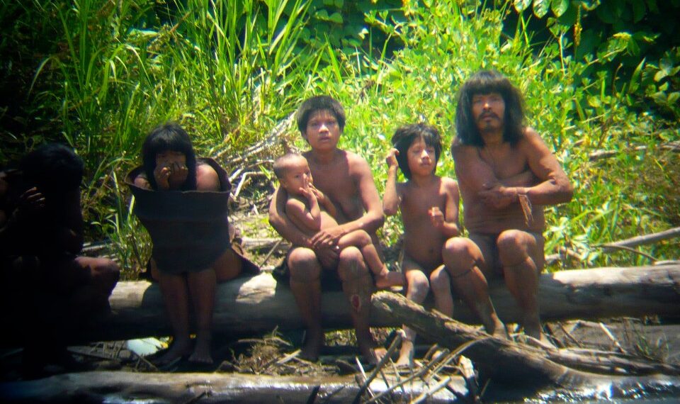 Miembros de la tribu Mashco-Piro que observan viajeros desde el otro lado de un río.